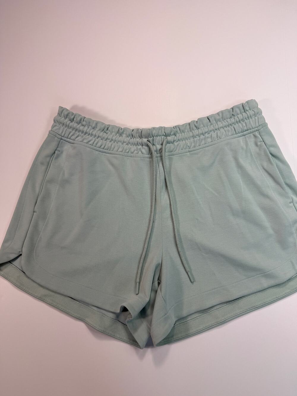 Athleta Sky Seasoft Mid Rise 4 inch shorts size large